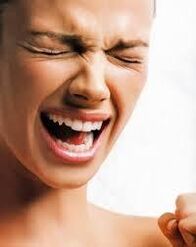 Die Nervosität einer Frau ist ein Symptom für das Vorhandensein von Parasiten